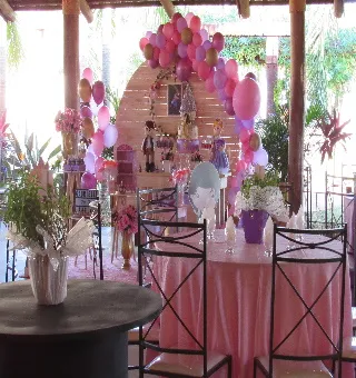 Mesas postas para festa de aniversário
