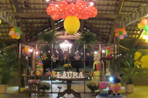 Salão decorado com balões coloridos para festa de aniversário