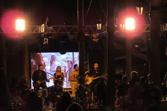 Banda tocando no palco do salão durante a festa