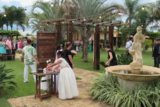 Convidados no jardim junto à fonte de pedra